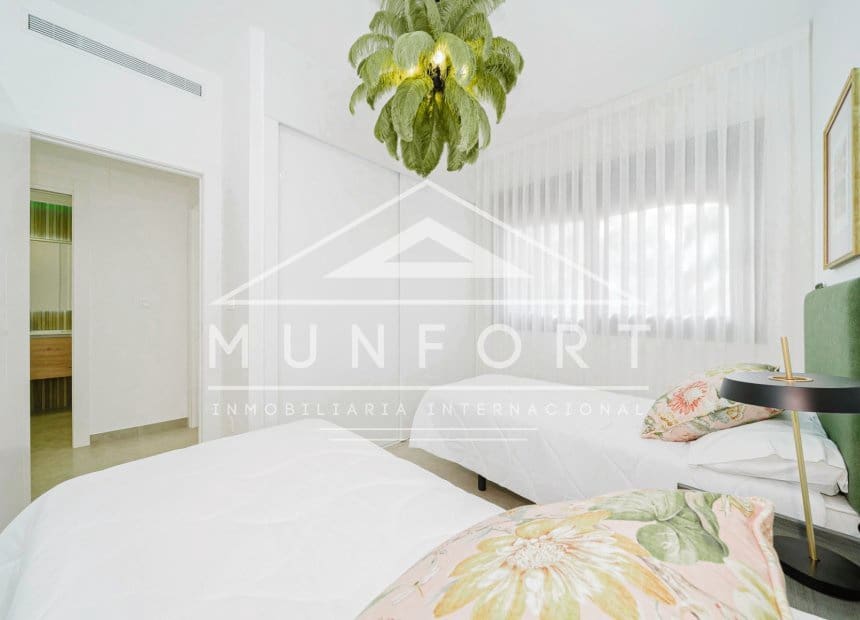 Bungalow de 2 habitaciones en Torrevieja en venta con piscina - 300.000 € (Ref: 10163389)