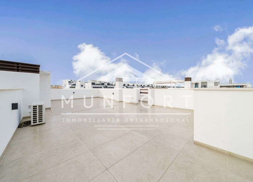 Bungalow de 2 habitaciones en Torrevieja en venta con piscina - 300.000 € (Ref: 10163389)