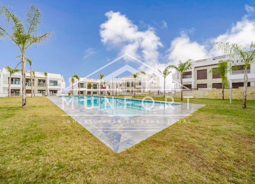 Bungalow de 2 habitaciones en Torrevieja en venta con piscina - 300.000 € (Ref: 10163389)
