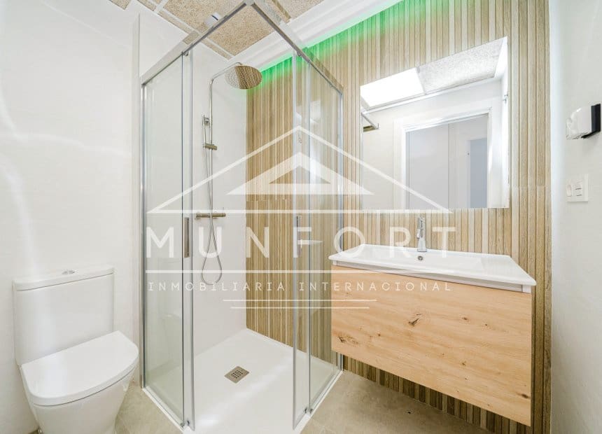 Bungalow de 2 habitaciones en Torrevieja en venta con piscina - 300.000 € (Ref: 10163389)