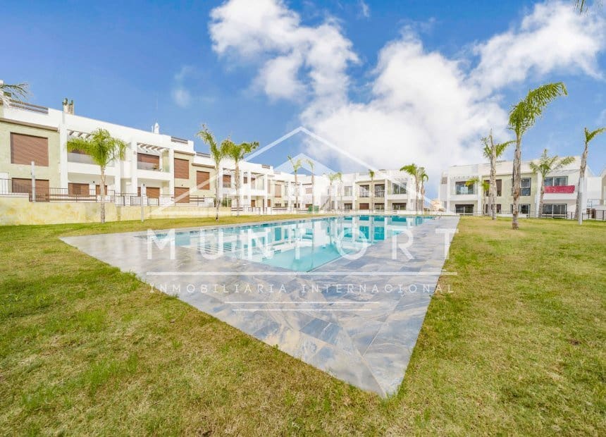 Bungalow de 2 habitaciones en Torrevieja en venta con piscina - 300.000 € (Ref: 10163389)