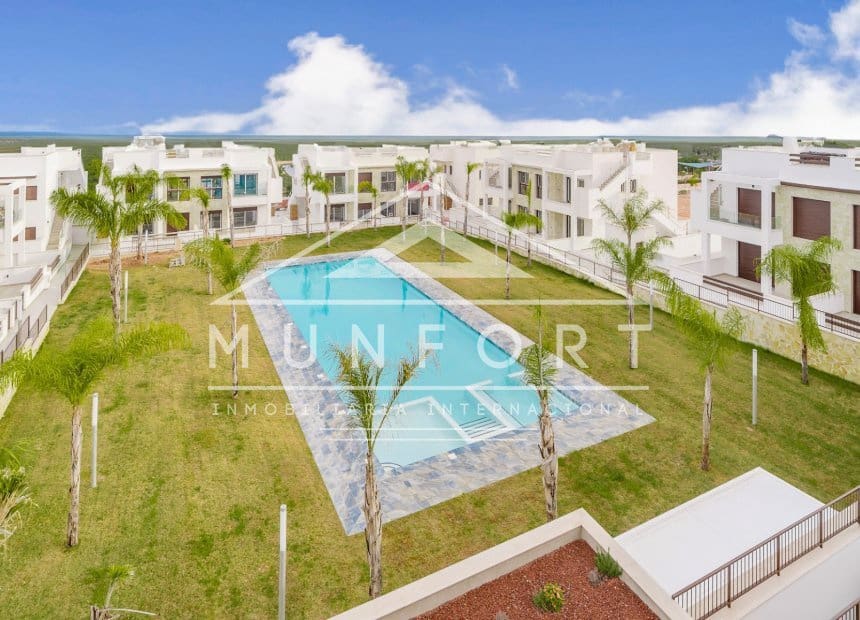 Bungalow de 2 habitaciones en Torrevieja en venta con piscina - 300.000 € (Ref: 10163389)