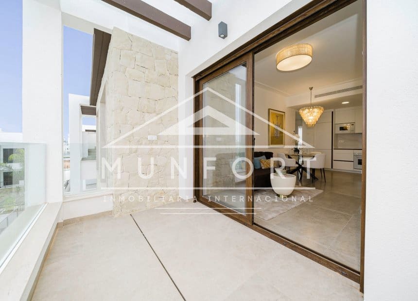 Bungalow de 2 habitaciones en Torrevieja en venta con piscina - 300.000 € (Ref: 10163389)