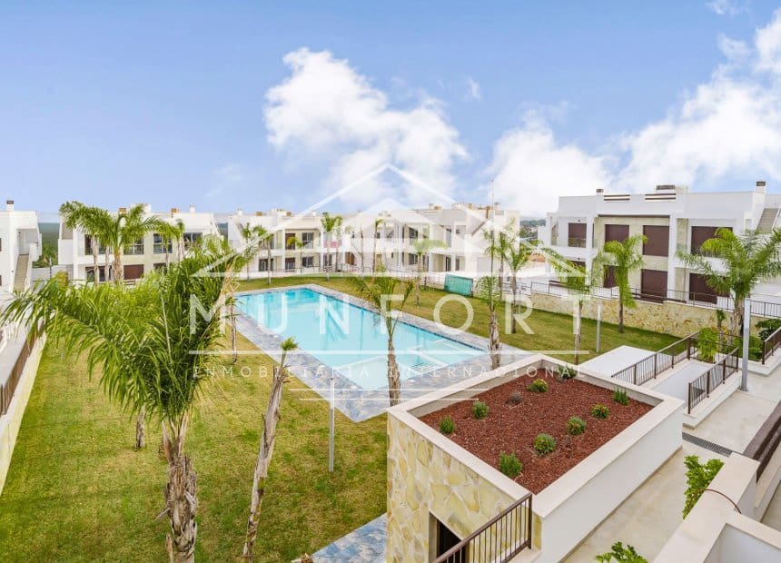 Bungalow de 2 habitaciones en Torrevieja en venta con piscina - 300.000 € (Ref: 10163389)