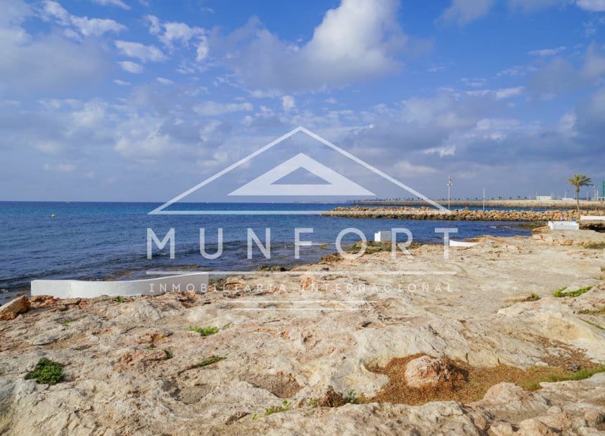 Bungalow de 2 habitaciones en Torrevieja en venta con piscina - 300.000 € (Ref: 10163389)