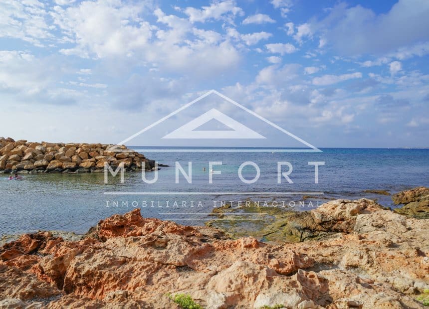 Bungalow de 2 habitaciones en Torrevieja en venta con piscina - 300.000 € (Ref: 10163389)