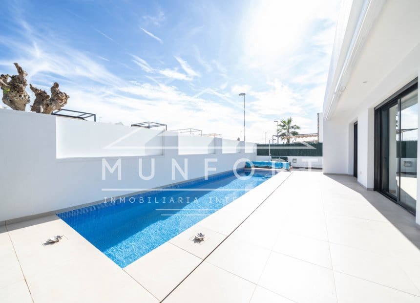 3 bedroom Villa for sale in Pilar de la Horadada with pool garage - € 659,000 (Ref: 10176059)
