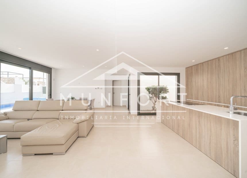 3 bedroom Villa for sale in Pilar de la Horadada with pool garage - € 659,000 (Ref: 10176059)