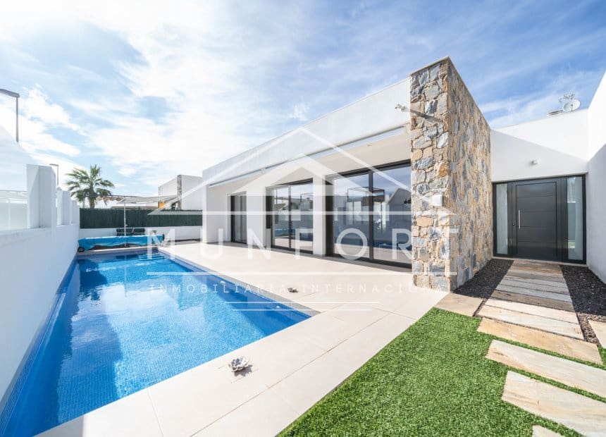 3 bedroom Villa for sale in Pilar de la Horadada with pool garage - € 659,000 (Ref: 10176059)
