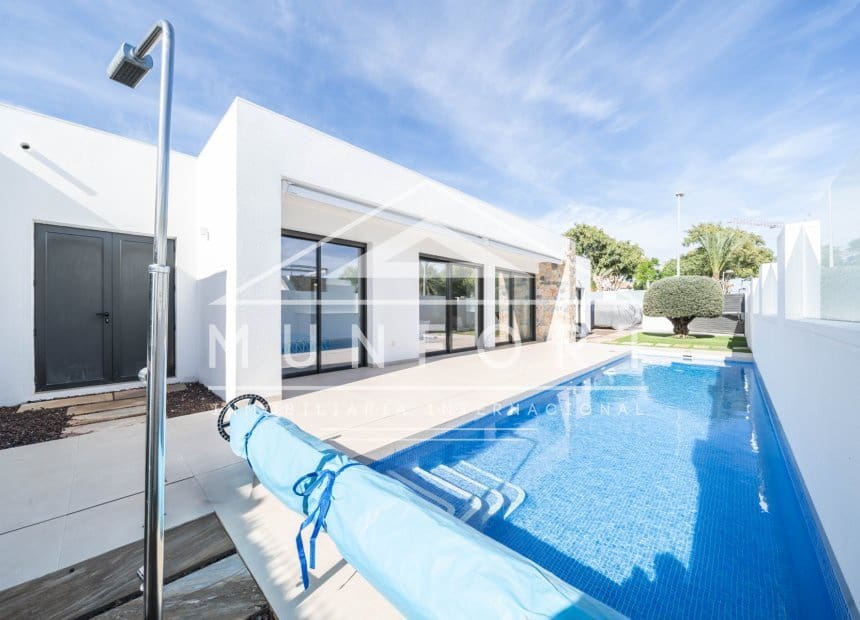 3 bedroom Villa for sale in Pilar de la Horadada with pool garage - € 659,000 (Ref: 10176059)