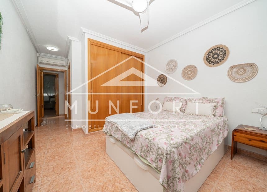 8 soveværelse Rækkehus til salg i Los Cuarteros med garage - € 335.000 (Ref: 10182234)