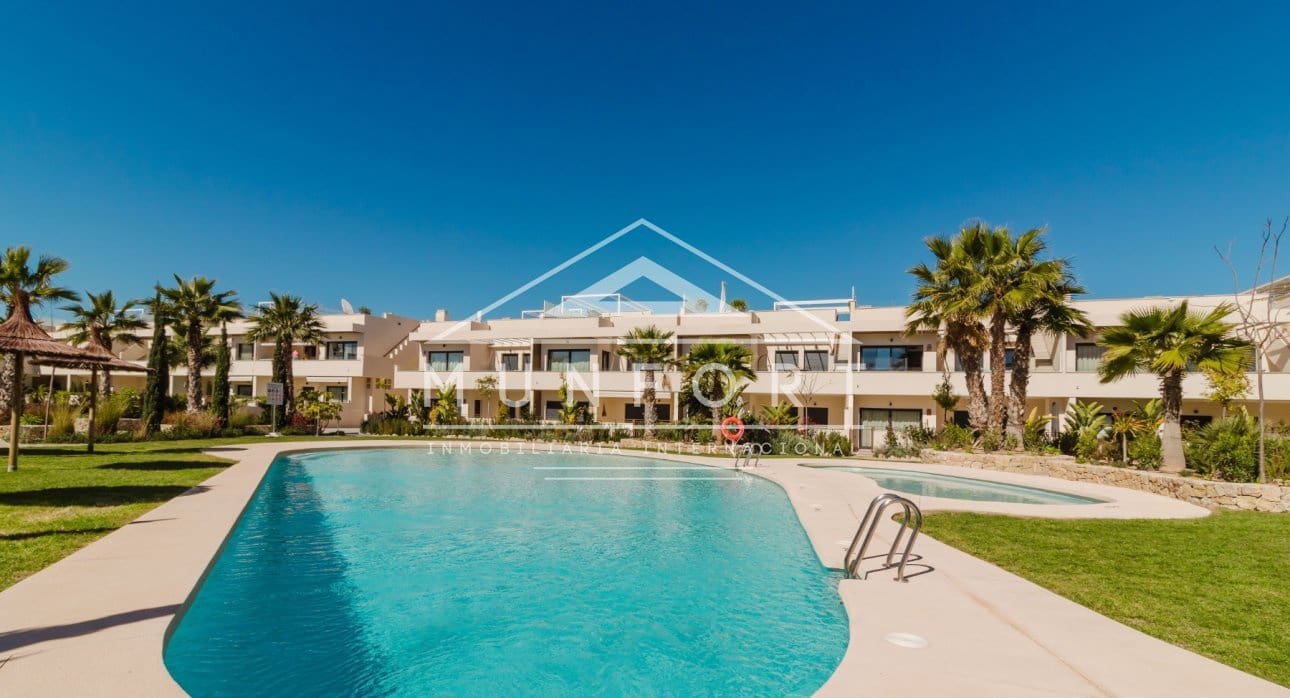 2 sypialnia Bungalow na sprzedaż w Torrevieja z basenem - 380 000 € (Ref: 8378971)