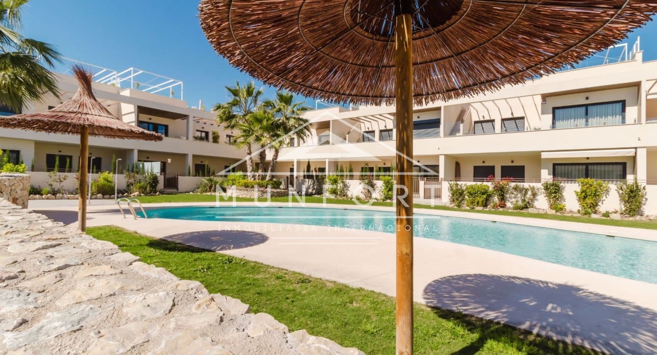 2 sypialnia Bungalow na sprzedaż w Torrevieja z basenem - 380 000 € (Ref: 8378971)