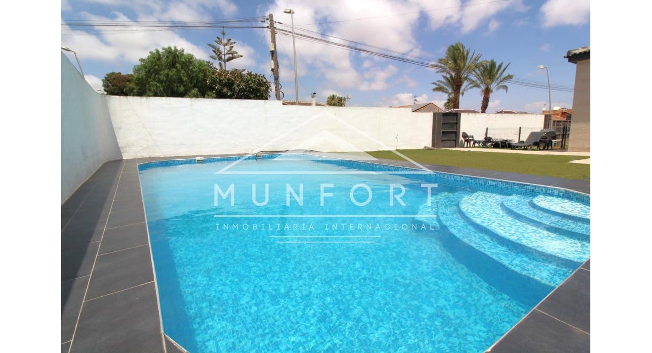 3 sypialnia Willa na sprzedaż w Torrevieja z basenem - 380 000 € (Ref: 8410376)