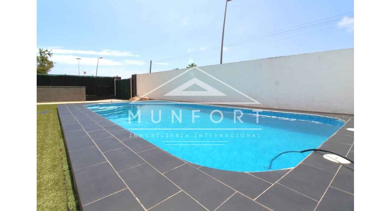 3 sypialnia Willa na sprzedaż w Torrevieja z basenem - 380 000 € (Ref: 8410376)