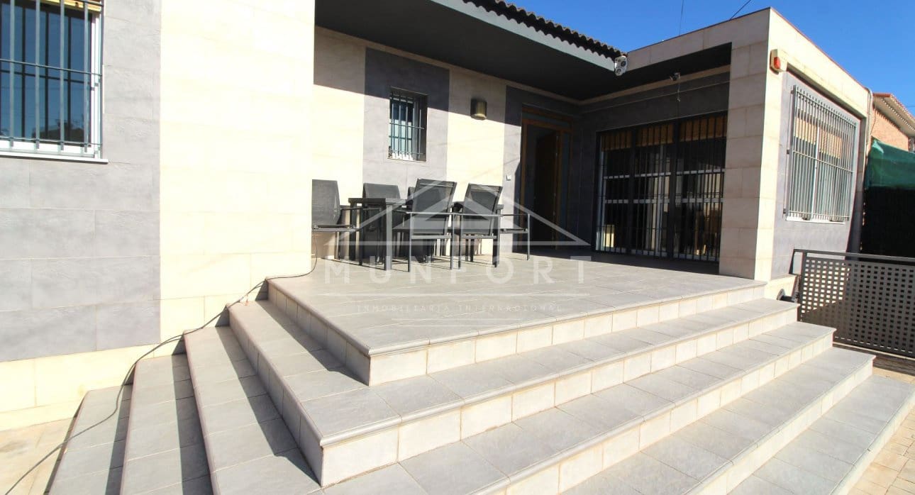 3 sypialnia Willa na sprzedaż w Torrevieja z basenem - 380 000 € (Ref: 8410376)