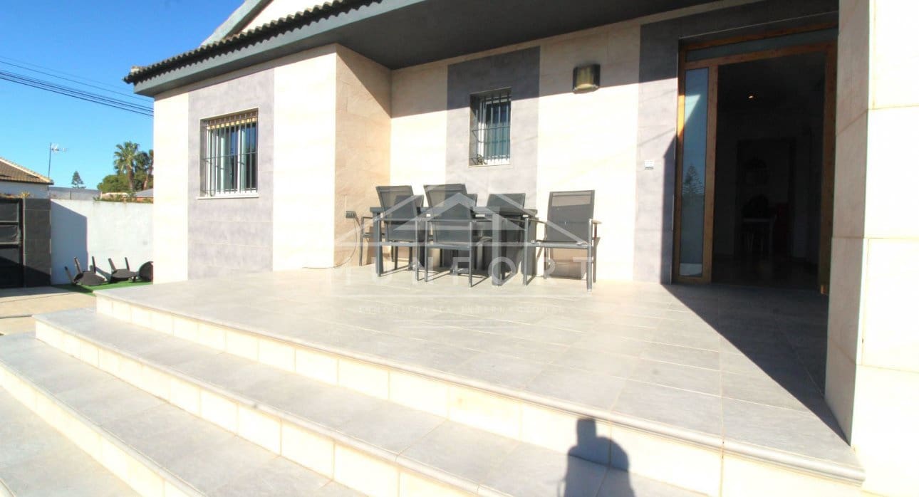 3 sypialnia Willa na sprzedaż w Torrevieja z basenem - 380 000 € (Ref: 8410376)