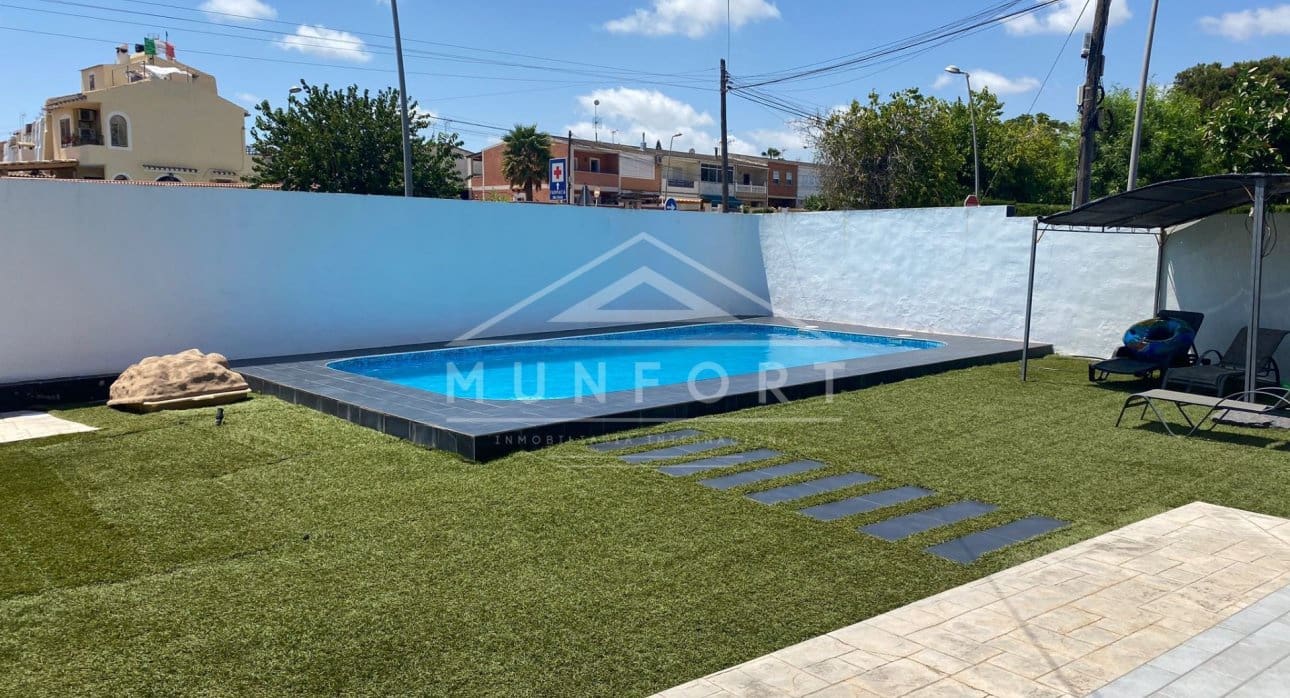 3 sypialnia Willa na sprzedaż w Torrevieja z basenem - 380 000 € (Ref: 8410376)