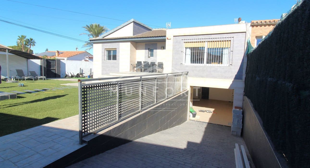 3 sypialnia Willa na sprzedaż w Torrevieja z basenem - 380 000 € (Ref: 8410376)