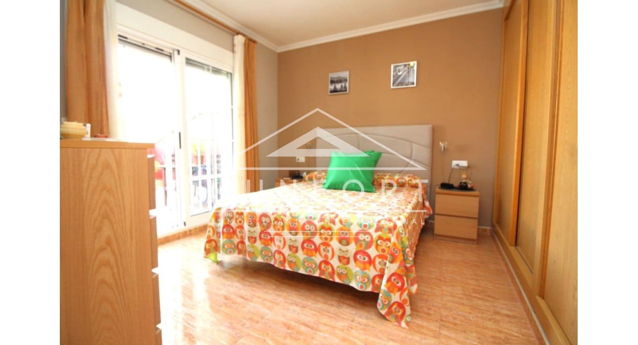 4 makuuhuone Omakotitalo myytävänä paikassa Los Alcazares - 269 900 € (Ref: 8410396)