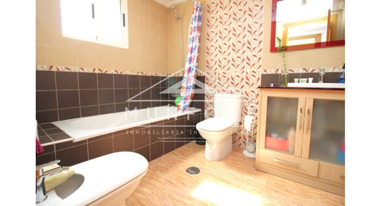 4 makuuhuone Omakotitalo myytävänä paikassa Los Alcazares - 269 900 € (Ref: 8410396)