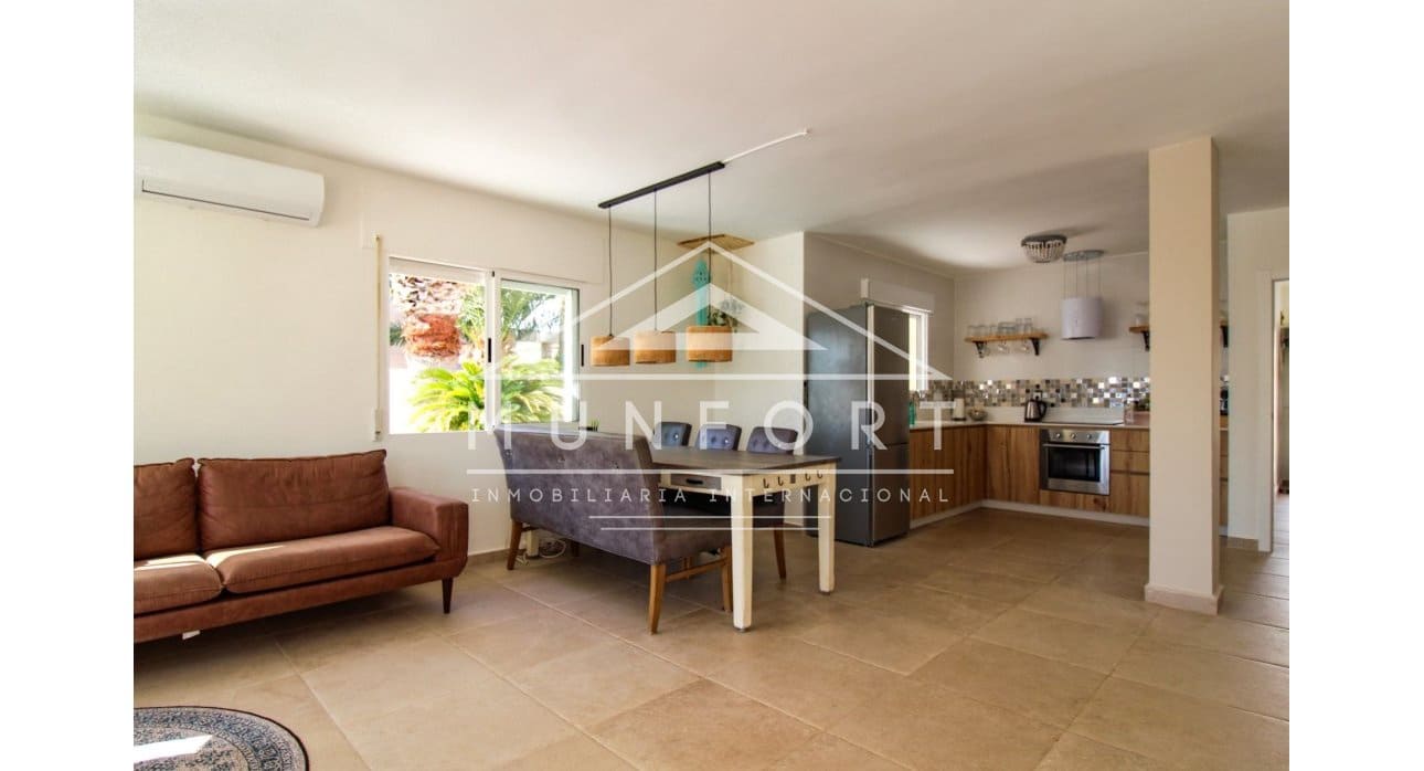 4 makuuhuone Huvila myytävänä paikassa Los Urrutias mukana uima-altaan - 549 000 € (Ref: 8422483)