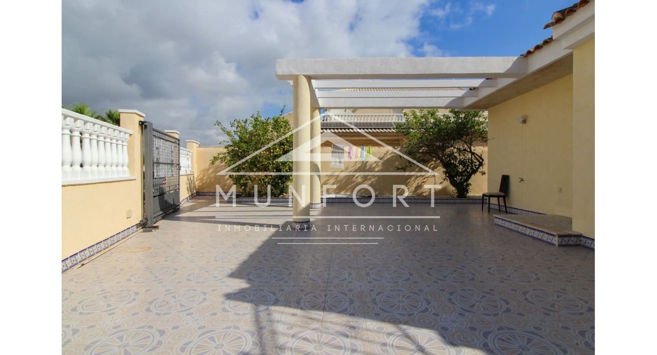 4 makuuhuone Huvila myytävänä paikassa Los Urrutias mukana uima-altaan - 549 000 € (Ref: 8422483)