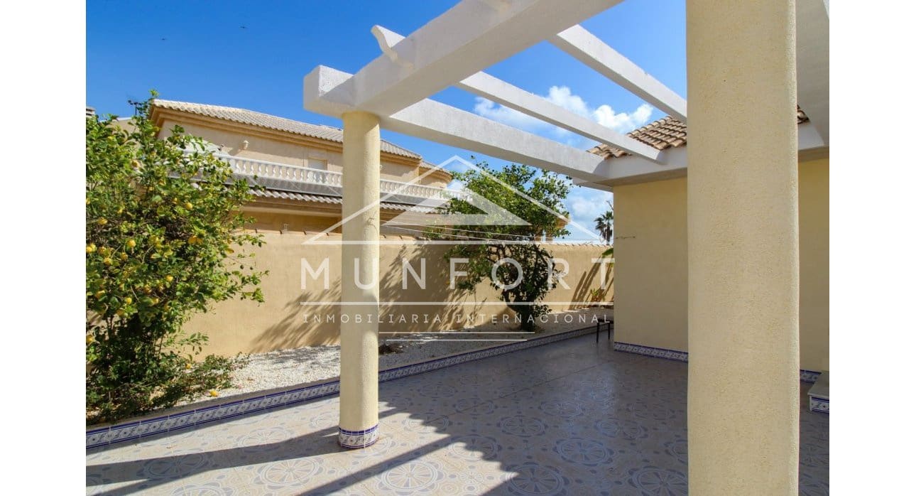 4 makuuhuone Huvila myytävänä paikassa Los Urrutias mukana uima-altaan - 549 000 € (Ref: 8422483)