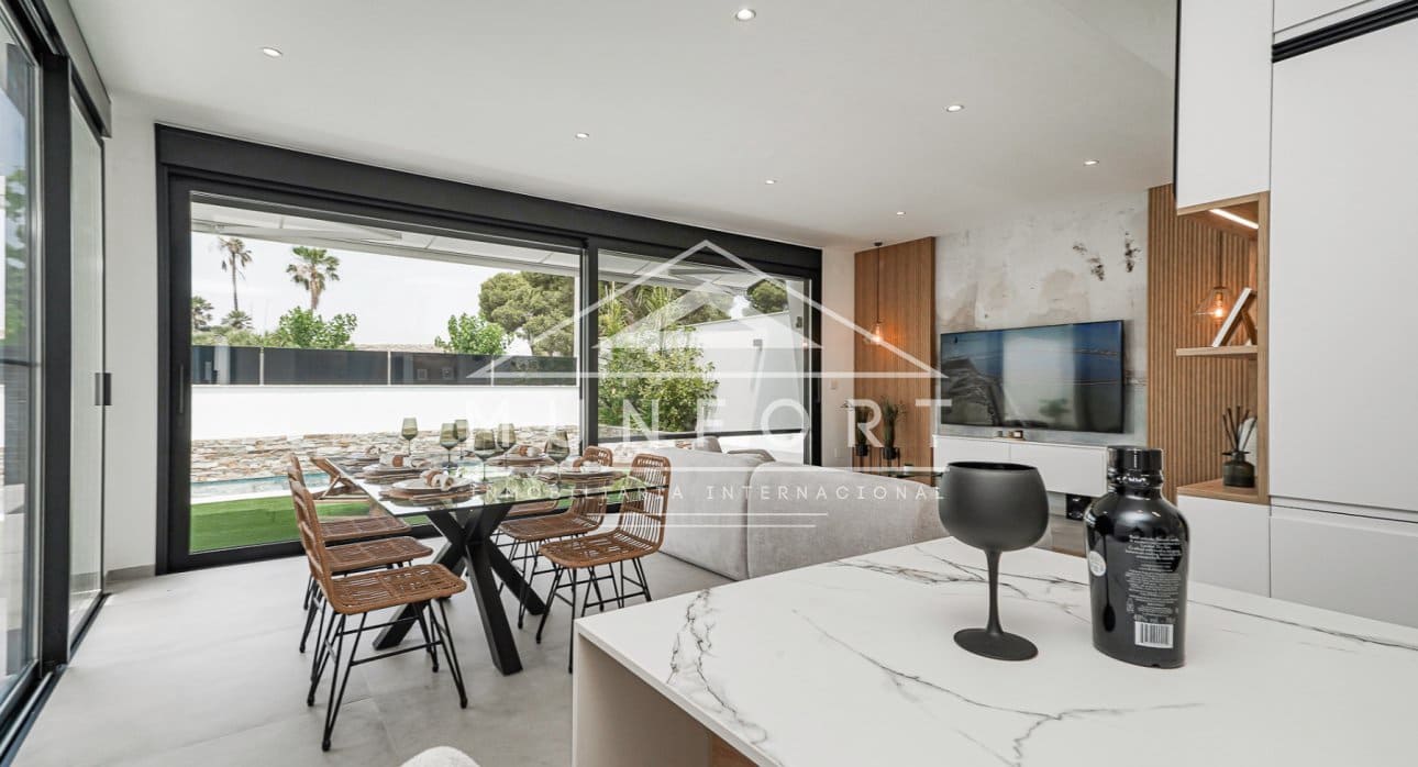 Chalet de 3 habitaciones en Santiago de la Ribera en venta con piscina - 595.000 € (Ref: 8490421)