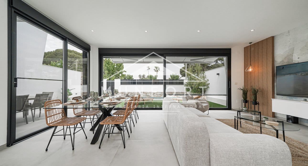 Chalet de 3 habitaciones en Santiago de la Ribera en venta con piscina - 595.000 € (Ref: 8490421)