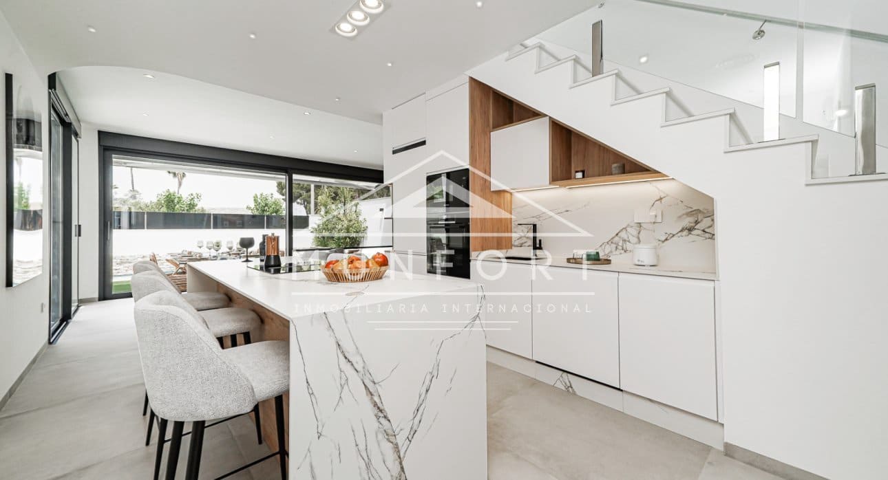 Chalet de 3 habitaciones en Santiago de la Ribera en venta con piscina - 595.000 € (Ref: 8490421)