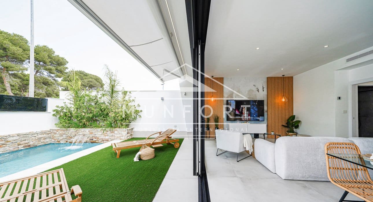 Chalet de 3 habitaciones en Santiago de la Ribera en venta con piscina - 595.000 € (Ref: 8490421)