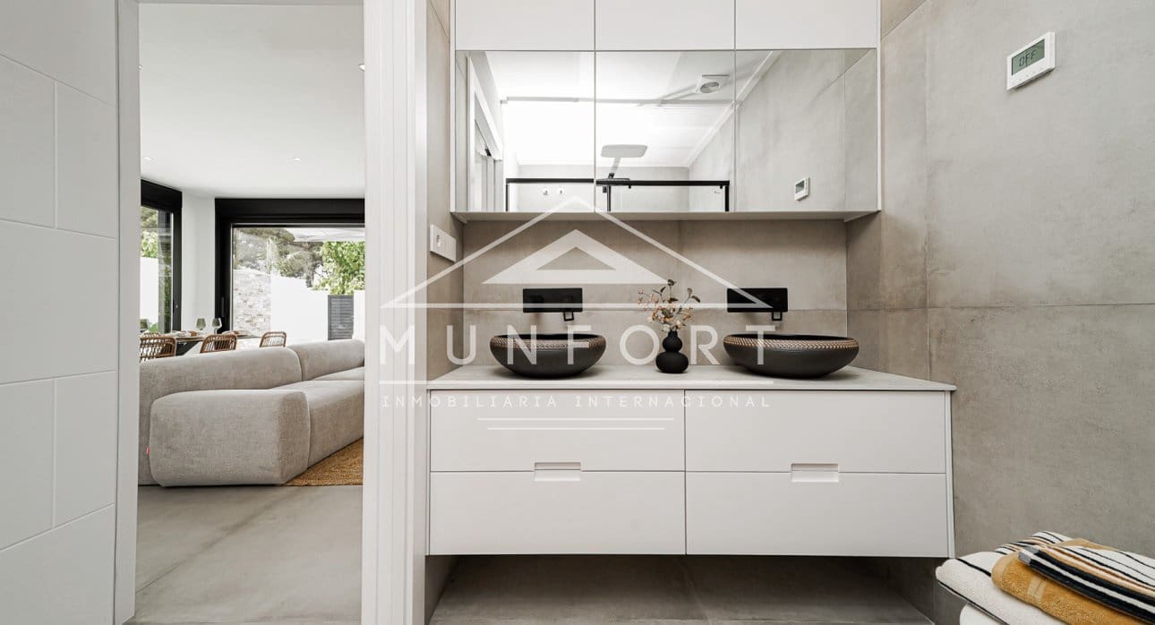 Chalet de 3 habitaciones en Santiago de la Ribera en venta con piscina - 595.000 € (Ref: 8490421)