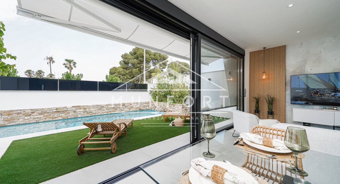 Chalet de 3 habitaciones en Santiago de la Ribera en venta con piscina - 595.000 € (Ref: 8490421)