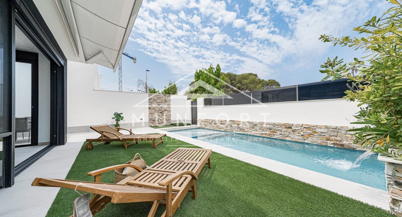 Chalet de 3 habitaciones en Santiago de la Ribera en venta con piscina - 595.000 € (Ref: 8490421)