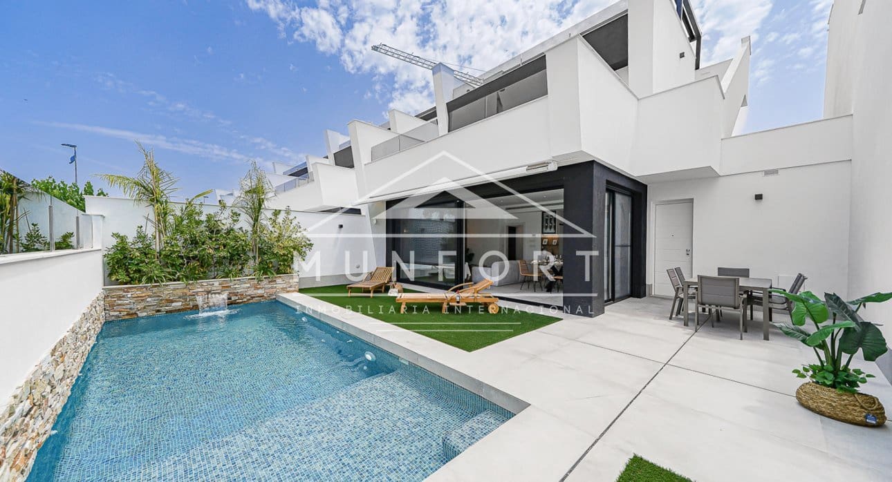 Chalet de 3 habitaciones en Santiago de la Ribera en venta con piscina - 595.000 € (Ref: 8490421)