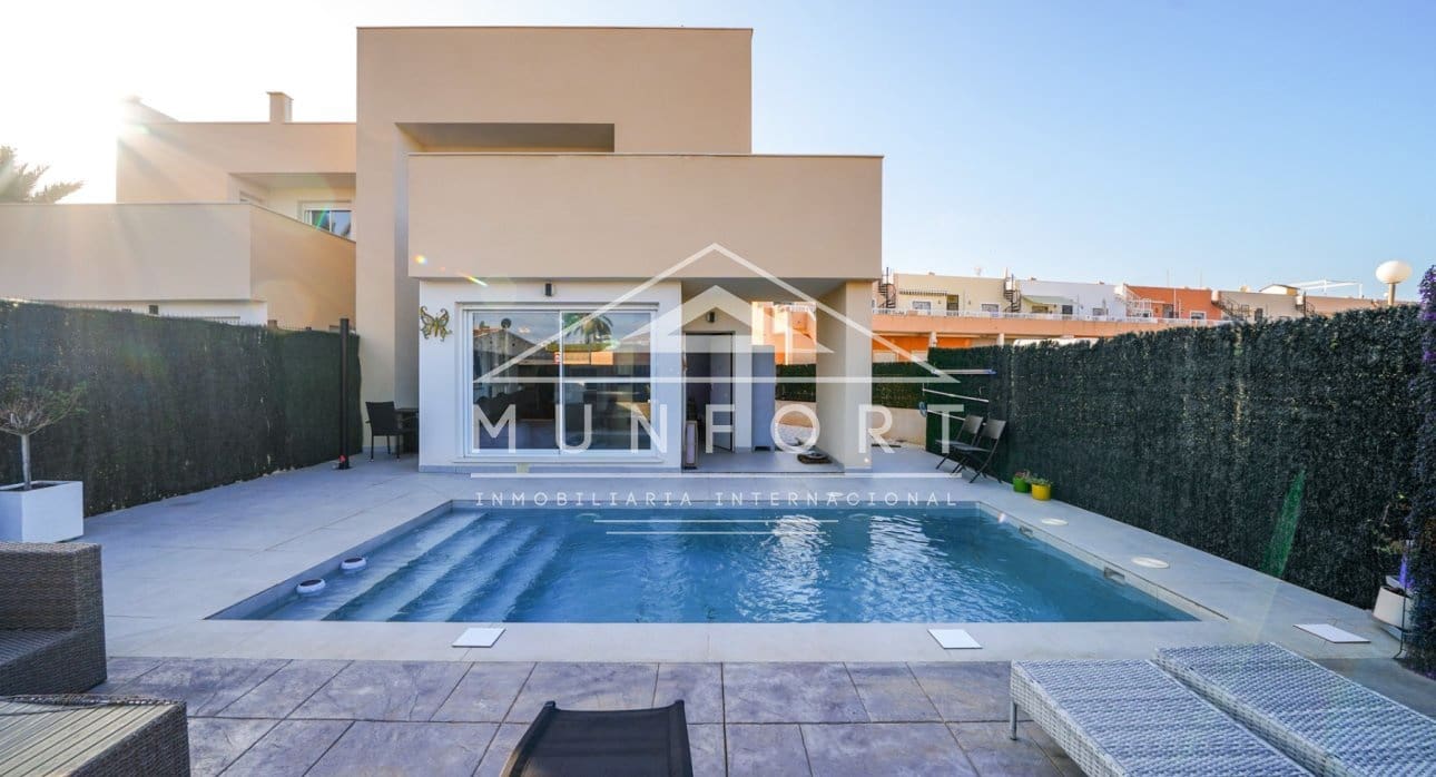 2 Zimmer Villa zu verkaufen in Estrella de Mar mit Pool - 346.500 € (Ref: 8681017)