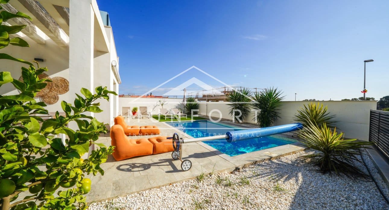 3 bedroom Villa for sale in Pinar de Campoverde with pool - € 431,500 (Ref: 8683038)