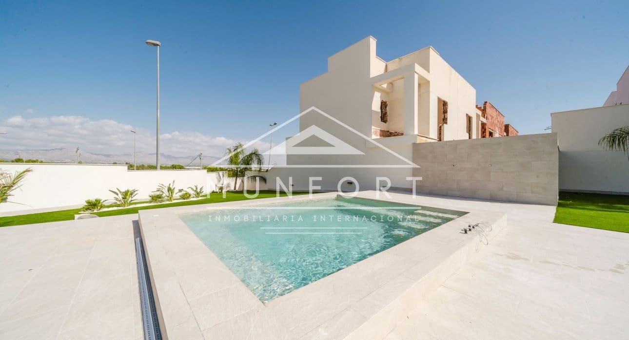 3 slaapkamer Villa te koop in Cox met zwembad - € 235.000 (Ref: 8887137)