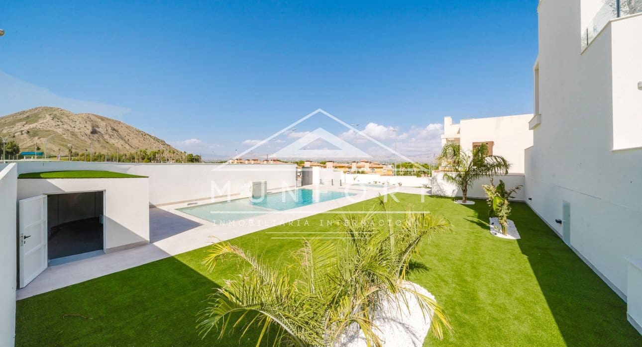 3 slaapkamer Villa te koop in Cox met zwembad - € 235.000 (Ref: 8887137)