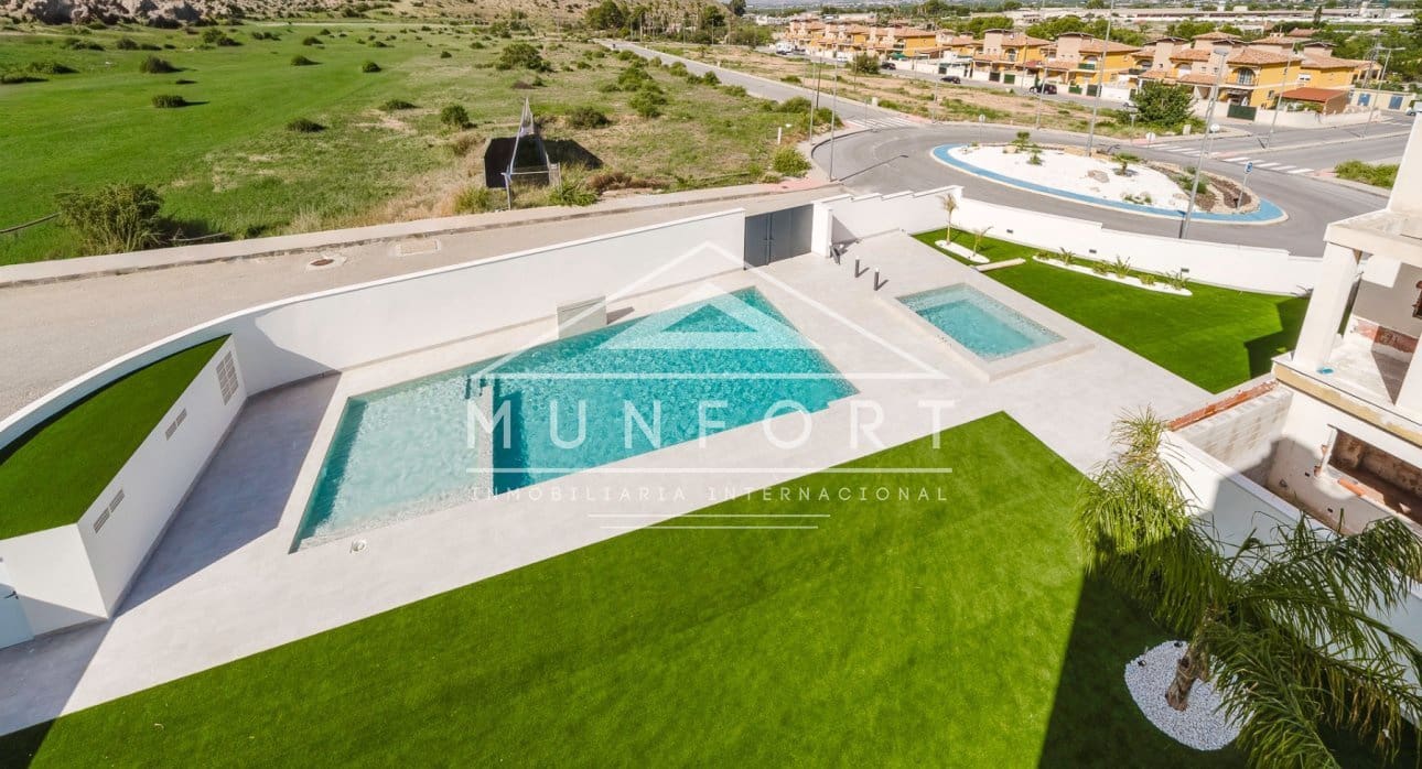 3 slaapkamer Villa te koop in Cox met zwembad - € 235.000 (Ref: 8887137)