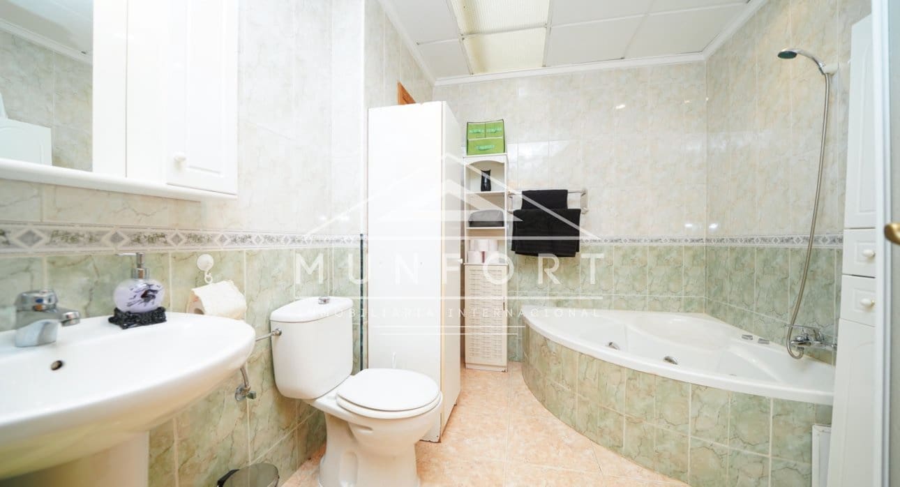 2 makuuhuone Kaupallinen myytävänä paikassa Torrevieja - 210 000 € (Ref: 8996922)