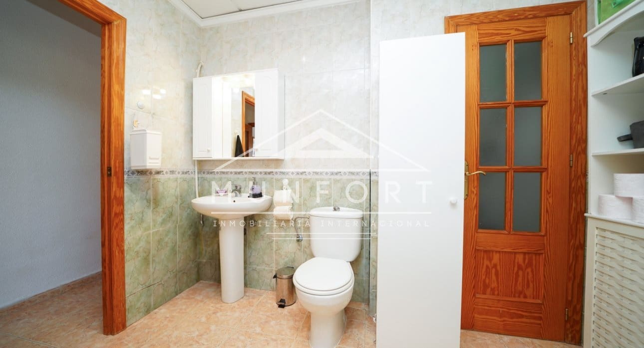 2 makuuhuone Kaupallinen myytävänä paikassa Torrevieja - 210 000 € (Ref: 8996922)