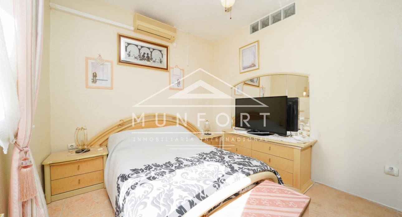 2 makuuhuone Kaupallinen myytävänä paikassa Torrevieja - 210 000 € (Ref: 8996922)