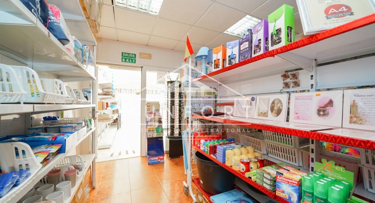 2 makuuhuone Kaupallinen myytävänä paikassa Torrevieja - 210 000 € (Ref: 8996922)