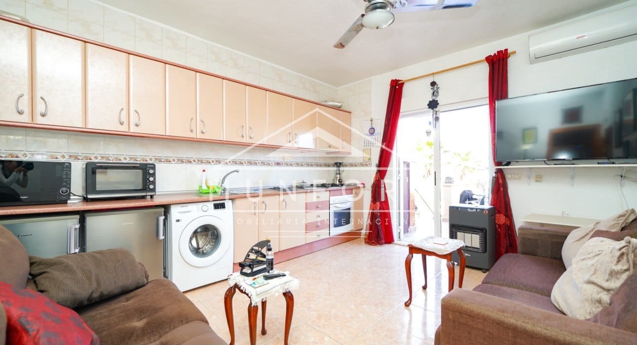 2 makuuhuone Kaupallinen myytävänä paikassa Torrevieja - 210 000 € (Ref: 8996922)