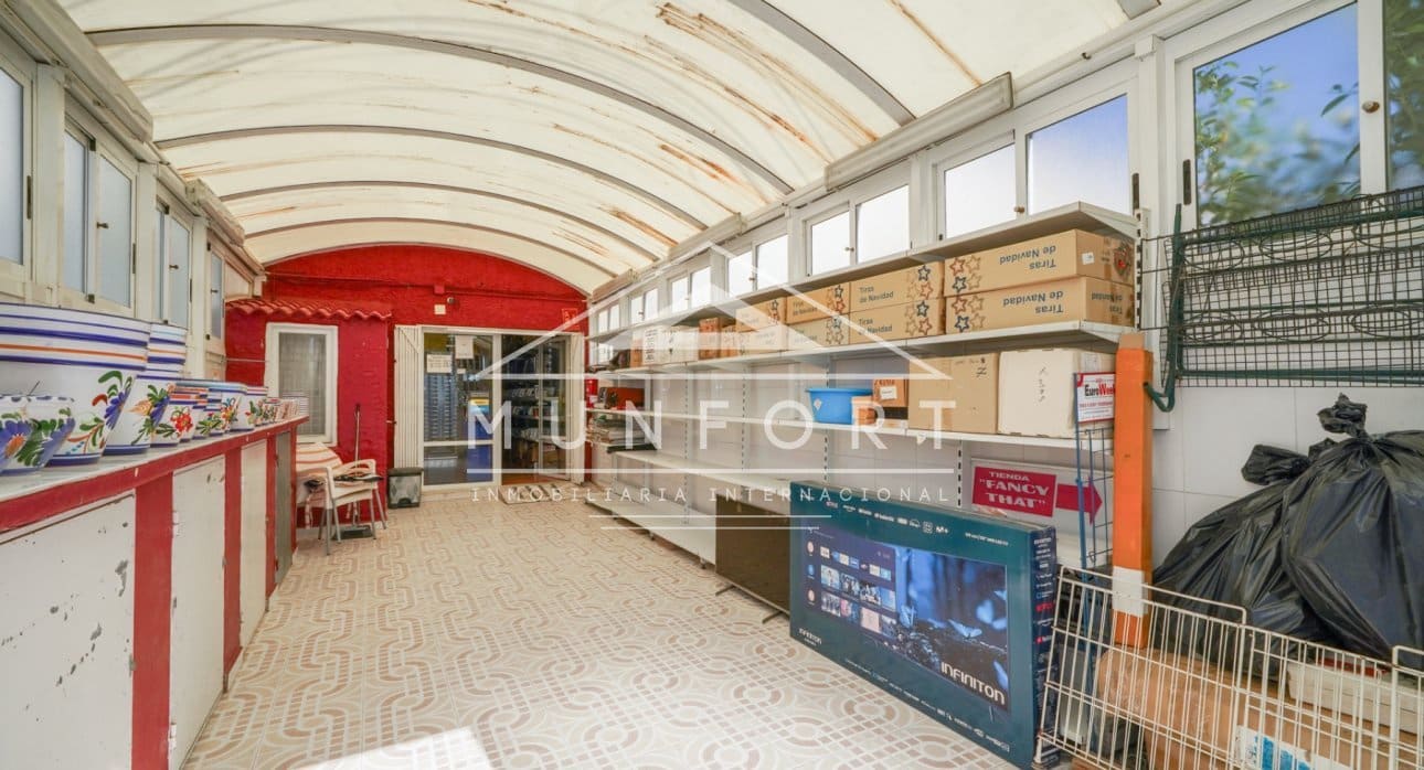 2 makuuhuone Kaupallinen myytävänä paikassa Torrevieja - 210 000 € (Ref: 8996922)