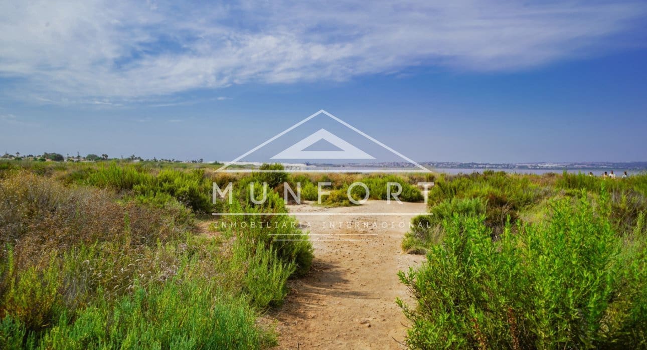 2 makuuhuone Kaupallinen myytävänä paikassa Torrevieja - 210 000 € (Ref: 8996922)