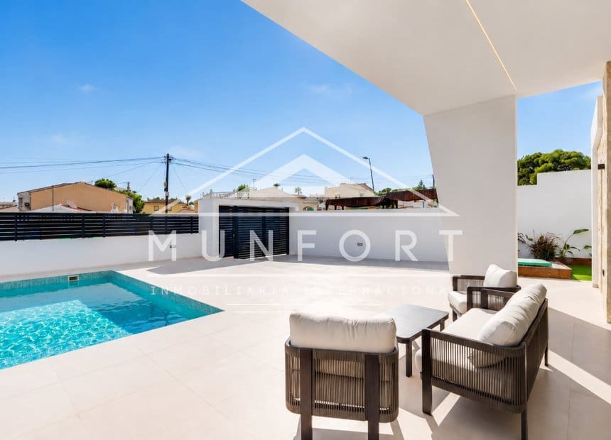 3 quarto Moradia para venda em Torrevieja com piscina - 725 000 € (Ref: 9074553)