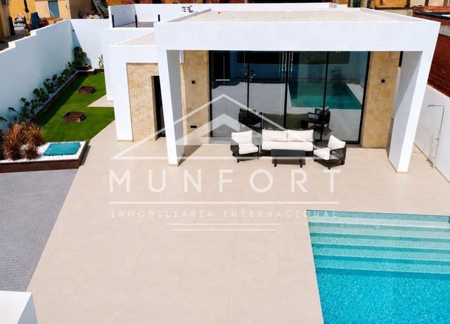 3 quarto Moradia para venda em Torrevieja com piscina - 725 000 € (Ref: 9074553)